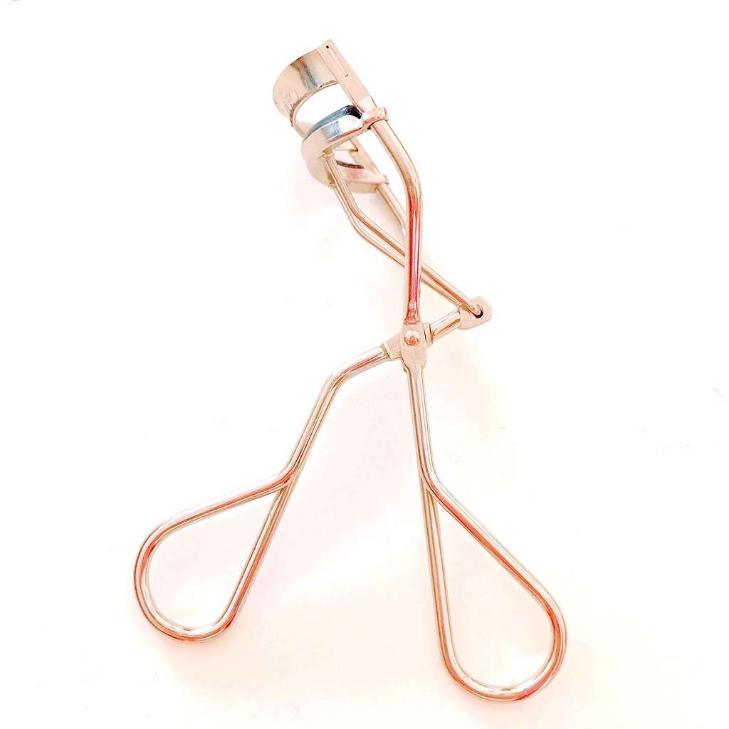 メイクを始めた時から、ビューラーは絶対これじゃないとダメってくらいお気に入りです！🙆‍♂️


✨オススメポイント✨
まつげが目頭から目尻までとても綺麗に上がる！
初心者さんでもとても使いやすい！
変えのゴムが付いている！


💧マイナ