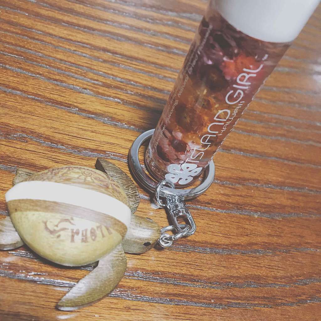 アイランドガール  CUTICLE OIL with REAL FLOWERSのクチコミ「ちょっとの量ですごくうるうるになります！
あと、それぞれににおいがついてるんですけど、それも👍.....」（1枚目）