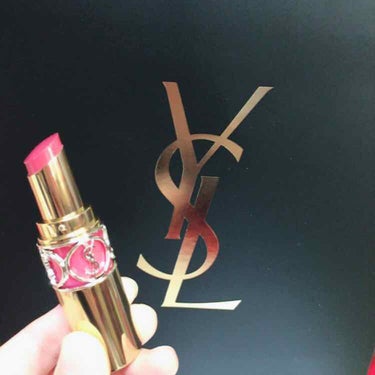 イヴ・サンローランのルージュボリュプテシャイン13番を購入💄

色はローズ系のピンクですごく可愛いです！
テクスチャーは柔らかくスルッと塗れます！
発色も見た目通りに着いてくれて色持ちは良い方だと思いま