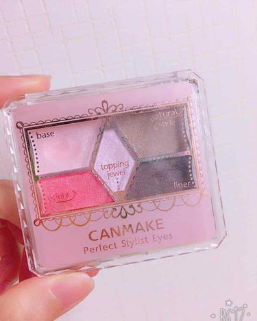 CANMAKEのパーフェクトスタイリストアイズ07番です🌸
ベースの色が控えめなピンクでとてもかわいいです😍😍 ブラウンの方はとてもナチュラルで学校やバイト先でも目立たなくてとても◎
赤いシャドウの方は