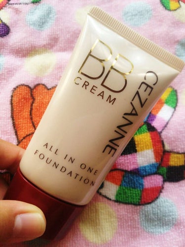 セザンヌ  BBクリーム✨

このBBクリームは
SPF23    PA++
なうえ、洗顔料で簡単にオフすることが
出来るのでいいです！

私はこれを同じセザンヌの
皮脂崩れ防止下地の上に重ねています😊