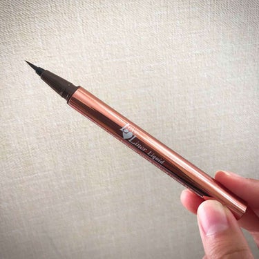 Love Liner Liquid ブラウンR  7A1

筆がとってもしなやか！
ぐにゃっとならずスーッと書けます。

今回ブラウンを購入したのですが
しっかりした存在感があります。

あと蓋がしっか