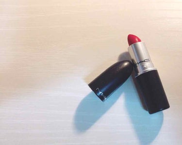 MAC リップスティック  
ルビーウーというカラーです💋



つけすぎるとほんとに真っ赤っかになってしまうので私はポンポンとつけています。
ポンポンとつけるだけでもけっこう発色してくれるので減りが少