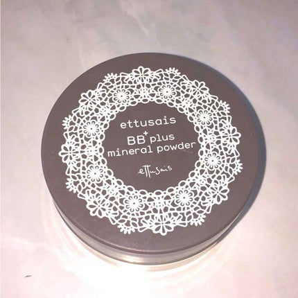 ettusais BB+プラスミネラルパウダーのクチコミ「透明ルーセントのカラーを使っています。
ミネラルパウダーなのでお肌に優しい感じがします。
つけ.....」(1枚目)
