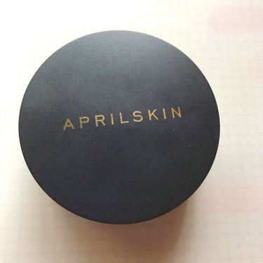 APRIL SKIN 
スノーマジッククッション ブラック 2.0 🇰🇷

23号 ナチュラルベージュ
カバー力がとてもあり、コンシーラーいらずです！なのに厚塗り感がなく自然です👍🏼
色も明るすぎず肌に