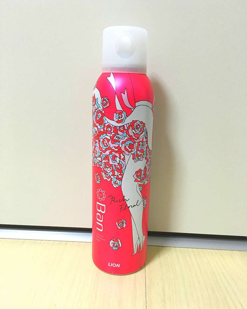 Ban デオドラントパウダースプレー リッチフローラルの香りのクチコミ「ミニサイズもついていました。

▽いいところ
①匂いがキツすぎず、程よい。女の子らしい匂い。
.....」（1枚目）