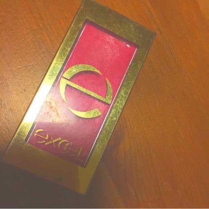 excel スリークチークのクチコミ「固めのクリームチークですが、肌には馴染ませやすいです。下の薄いピンクはラメが沢山入っているので.....」(1枚目)