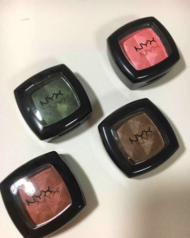 商品名
«NYX シングルアイシャドー»

左から
✔ES17
✔ES82A
✔ES110
✔ES147A

ES17番と、ES82A番は一度塗りでもとても発色がよく、ES110番と、ES147A番は1