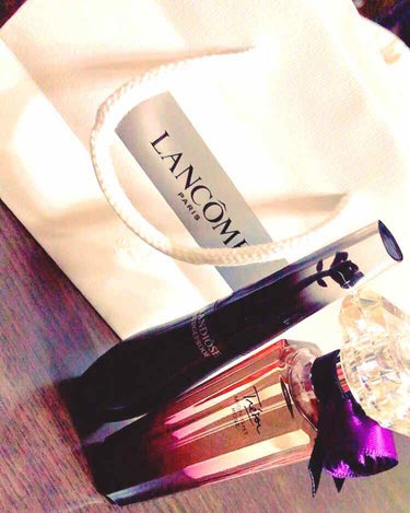 LANCOME トレゾァ ミッドナイトローズのクチコミ「すごく甘い匂いです。
１日中、匂いが落ちずに続きます。
最後にムスクの匂いがあります。
すごく.....」（1枚目）