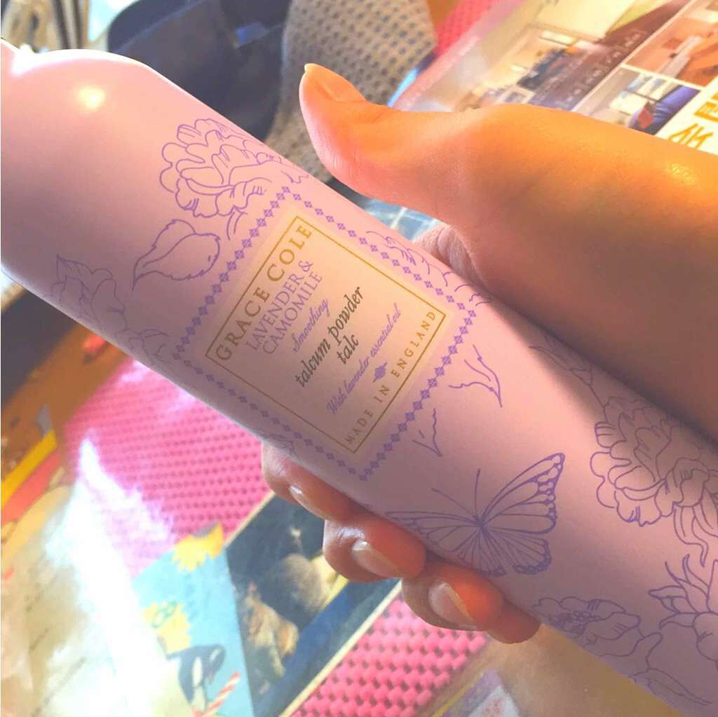 グレースコール フローラルコレクション タルカムパウダー ラベンダー＆カモミールのクチコミ「

定価¥1400-みたいだけど
ドンキで¥108-だったから即買いしてみた😂💓💓💓💓

中は.....」（1枚目）