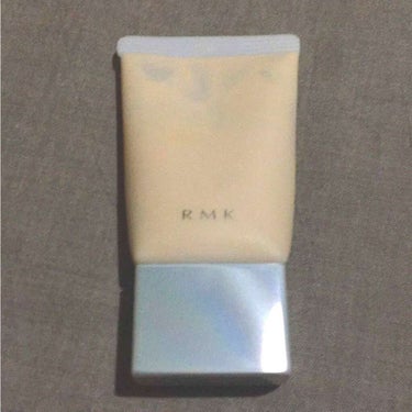 ☆RMK クリーミィ ポリッシュト ベース N 01

クリームですがよく伸びます。
スポンジ等は使わず手で塗っています。
軽くて付け心地が良いです！
カバー力と言うよりは、肌を健康的に見せてくれます。