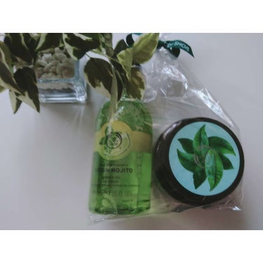 THE BODY SHOP シャワージェル ヴァージンモヒートのクチコミ「
こちらの商品はヘアスクラブとボディーソープです🌱

ヘアスクラブ(写真左)はつぶつぶが入って.....」（1枚目）