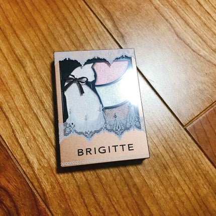 BRIGITTE ピュアキャッツアイシャドウLMのクチコミ「ブリジットのアイシャドウです🙂
完全にパケ買いです😂
ドンキホーテ行ったら500円で売ってた.....」(1枚目)
