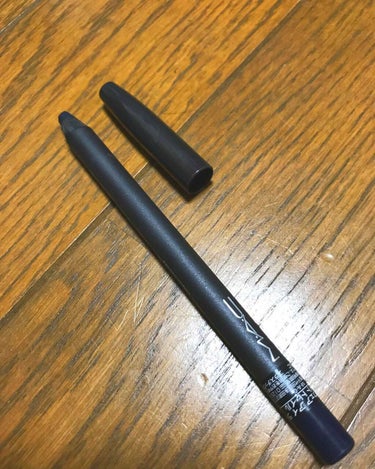 MAC プロロングウェアアイライナー ナイトトレイル 使ってます。
色は黒寄りの濃い青ですね。まさしく夜って感じの色です。
まず、芯が柔らかくてとても描きやすいです。濃い青なので黒で引いた時ほどキツイ印