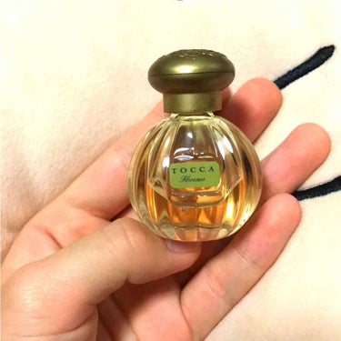 こちらはTOCCAの香水でフローレンスの香りです！

とても上品な香りです。

説明欄にはガーデニアとスミレ、ベルガモットが誘うように溶け合い、アイリスとウッドに優しく包み込まれていく上品な香り。だそう