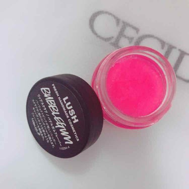 LUSH BUBBLEGUM
リップスクラブ/バブルガムフレーバー

リップスクラブといえば、LUSHというくらい有名な商品ですよね😄

🌷まず、唇を水に濡らしてから、乾いた指でスクラブを取り、クルクル