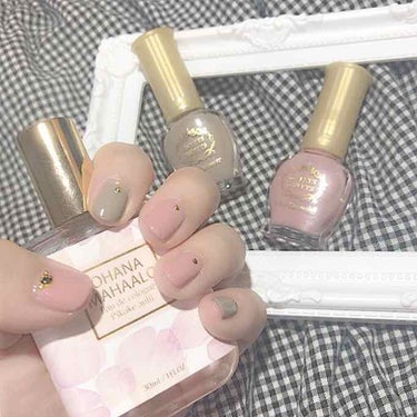 ❤︎ 追加感想ｱﾘ!!

可愛い色つけたいなって思ってネイル変えました💅🏻
今回はスウィーツスウィーツのものを使いました💍


ネイルパティシエ 06番 チェリーブロッサムラテ
ネイルパティシエ 31番 ウィルナッツクリーム

今回は甘めなカラーを選んでみました🥞💕
甘めだけど大人っぽい！ピンクはくすみピンクで落ち着いた色になってます🐰♡本当にラテっぽい☕️し女のコって感じがして気分あがります😊✨
ベージュ系のカラーの方も濃すぎない色加減なので大人っぽくなりすぎずちょうど良くて可愛いです♡
甘々カラーが気に入りました🌼💕

❤︎追加↓
1度塗りでは足りないなぁ~と言った感じで重ね塗りが必要だと思います！3度塗りしました！
またネイルオフした時に爪の皮も一緒に剥けてしまったのが残念でした😱


仕上げには前回と同じく
ジェルボリュームトップコートを使いました♡

これが使ってびっくりしたんですけど本当にジェルネイルみたいにぷっくりとした仕上がりになるのでオススメです🐰💕
ただ、間に空気が入ってしまったり、何も塗ってない時の爪に塗った時にお風呂に入っただけで剥がれたりしたのが悲しかったです😱💦
(☝︎前回と同じ感想になってます！)

#セルフネイル #不器用 #sweetssweets #スウィーツスウィーツ #ネイルパティシエ #CANMAKE #キャンメイク #ジェルボリュームトップコート #ピンク #ベージュ #プチプラ #ドラコス #目指せ #可愛い #女のコ 
の画像 その0