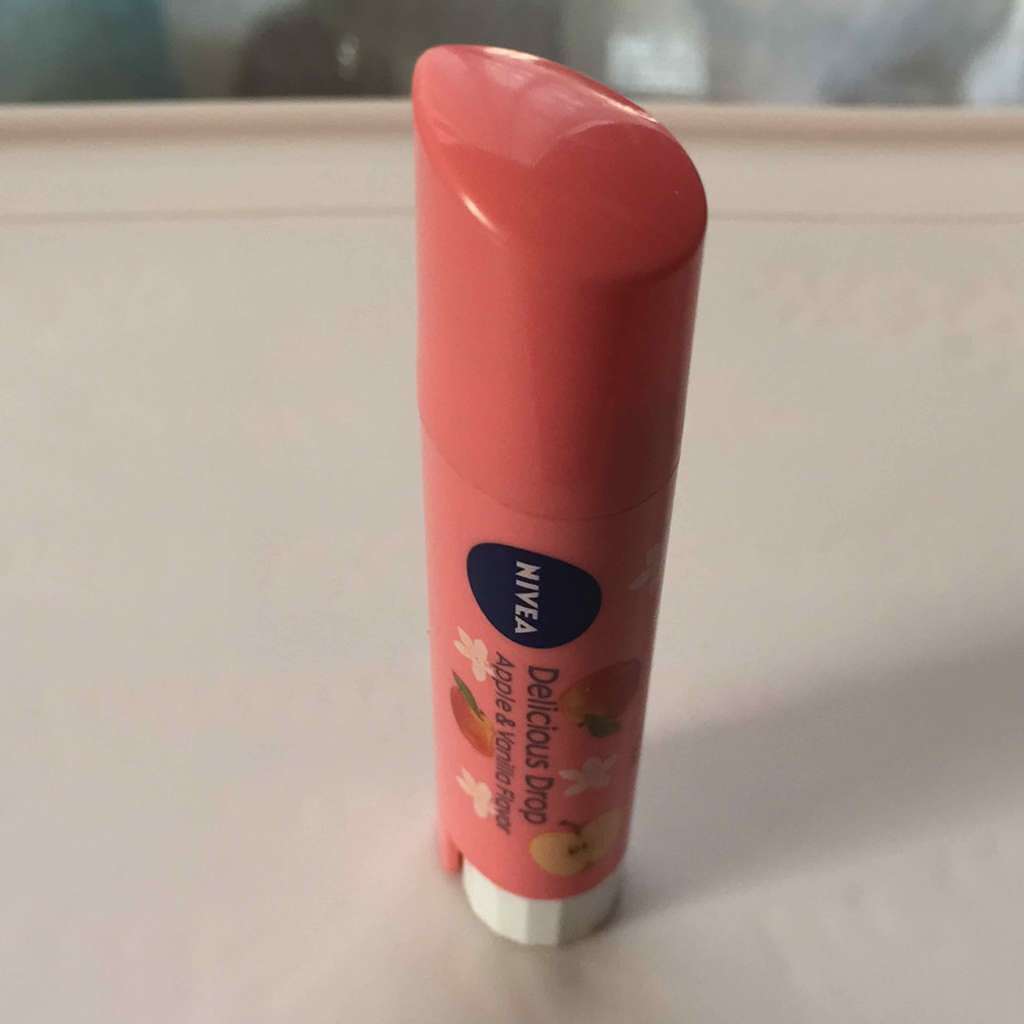 フレーバーリップ デリシャスドロップ アップルの香り〜バニラの香りのアクセント/ニベア/リップクリームを使ったクチコミ(1枚目)