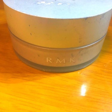 RMK
トランスルーセント フェイスパウダー
01

粒子の細かさ  ☆★★★★
崩れにくさ     ☆☆★★★
カバー力         ☆☆☆☆★

RMKのルーセントタイプのフェイスパウダーです。