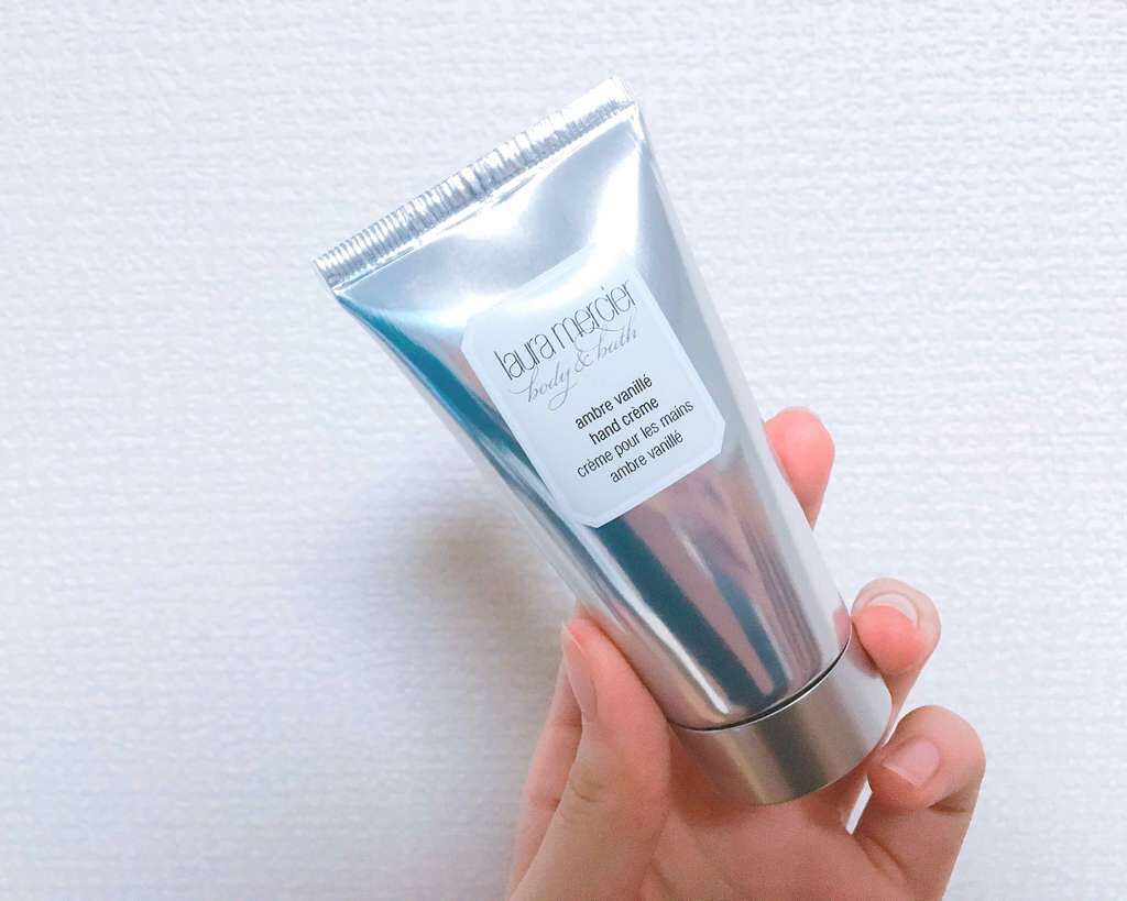 

ローラメルシエ ハンドクリーム アンバーバニラ

ネットで口コミがよかったので購入してみました( ¨̮ )
香水の変わりになりそうなくらい、香りが強いです。(1度手を洗ったくらいでは香りは落ちなかったです)
甘ーいバニラの香りがします。