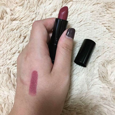 ケイト カラーハイビジョンルージュのRD-3番です💄
税抜きで確か1200円だった気がします！(曖昧..)

〈テクスチャー〉
ん？マット？と初めは思ったけど意外と保湿力がある！密着感もあります！
オイ