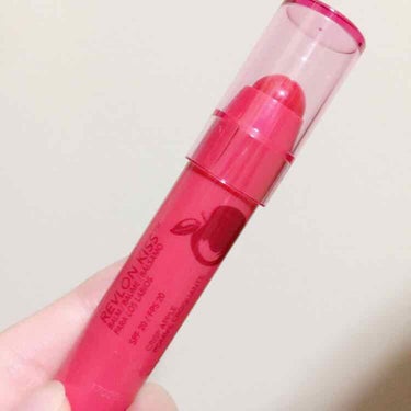 REVLONのキスバーム買ってみました😳
020番 CRISP APPLE🍎✨

わたしが買ったお店には4色並んでいて
その中で1番赤い色を購入したのですが、
めちゃくちゃ真っ赤！にはならず
健康的な赤