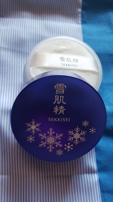 
雪肌精 粉雪パウダー

まず、開けるといい匂いがします(♡˙︶˙♡)
雪肌精の化粧水を使ってるですが
同じ香りです(*^^*)

塗ってみると、肌が少し明るくなり
きめ細かい綺麗な肌になります！！

