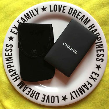 あぶらとり紙になります☆１枚１枚CHANELのマークが付いてます♡
カバーの内側に鏡があり大きさも持ち運びに丁度いい感じです！
紙が終わったらレフィルもあるので、良いです💕