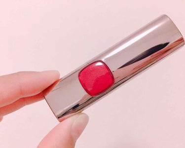 ロレアル パリの口紅です💄

カラーはR518のFLAMING KISS（フレーミング キス）です💋
このリップはマットでとても高発色なので、大人っぽい仕上がりになります。

シンプルかつ高級感のある見