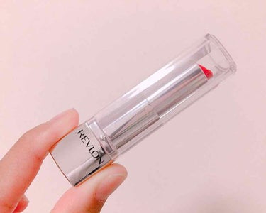 レブロンの口紅です💄

カラーは880番のMarigoldです！
この色はオレンジとレッドが合わさったようなカラーで、夏の赤リップにもってこいのカラーです！

見た目はシンプルで、キャップの部分が透明な