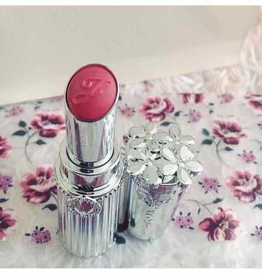 JILLSTUART lip blossom 34(petit cherry)
ラメが入っていて、ブルベ、イエベどちらも合う色味。人気色だそうです٩( 'ω' )

#jillstuart #lip 