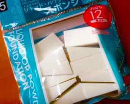 DAISO メイクアップスポンジ(タマゴ型)のクチコミ「💘100均スポンジ💘
三角形なので角も塗りやすいです!
ある程度手で塗ってからスポンジで余分.....」(2枚目)