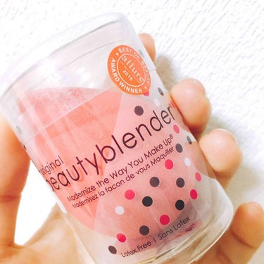 

>>>beauty blender
          
         下地やコンシーラーを塗るのに
         水を染み込ませて使用しています！
         ポンポンとしていくと
