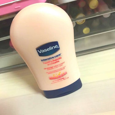 Vaseline  
シンガポールで購入🇸🇬
そこまで高くなかったかな〜〜？
日本と同じくらい？

保湿力は…○
触った感じだとブァセリンにしては緩めかな？
保湿！！ってよりはマッサージとかに使いやすそ