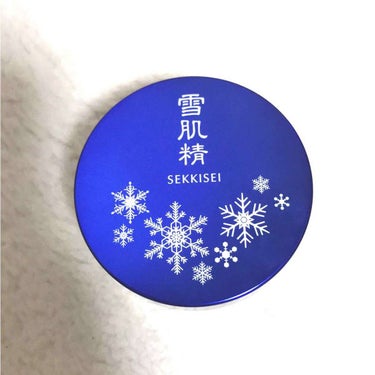 雪肌精の粉雪パウダーです💄
ちょっと高めなので迷ったんですが、買ってしまいました！

肌がベタベタするのが大の嫌いなので、ひたすらはたいてるんですが、めっちゃサラサラになります！
粉が細かいので毛穴を埋