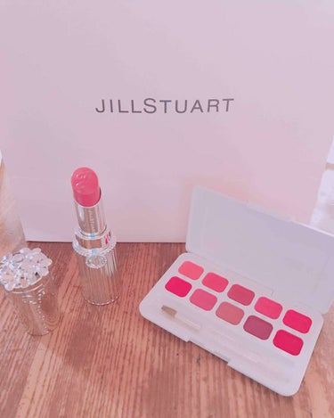 【購入品】
❀JILLSTUART リップブロッサム 35❀

はじめまして！初投稿です☺️

とても潤いがあって、カサカサ唇の私でも使いやすい商品です💕

35 Feminine lilacのお色は3