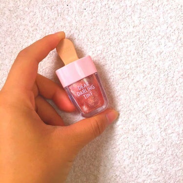 エチュードハウスのDEAR  DARLING  TINT

○リップグロスの後に重ね塗りしても可愛い‼︎
○ラメがたくさんはいってる
○これ１つだけでも可愛い❤️