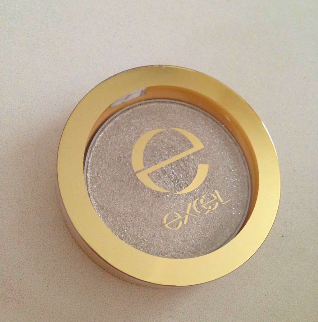 シャイニーシャドウ N/excel/単色アイシャドウを使ったクチコミ（1枚目）