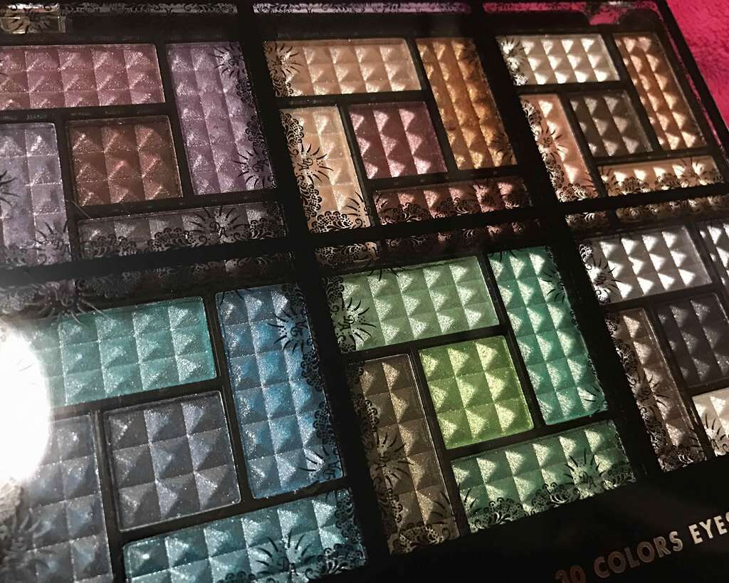 30COLORSEYESHADOWPALETTE/Dolly Angel/アイシャドウパレットを使ったクチコミ(1枚目)