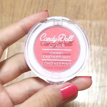 CandyDoll キャンディパウダーチーク
アプリコットコーラル

ラメやパールは入っておらず、マットな仕上がりです！発色がいいので、つけすぎ注意ですが、色自体はコーラル系のピンクで肌なじみがいいです