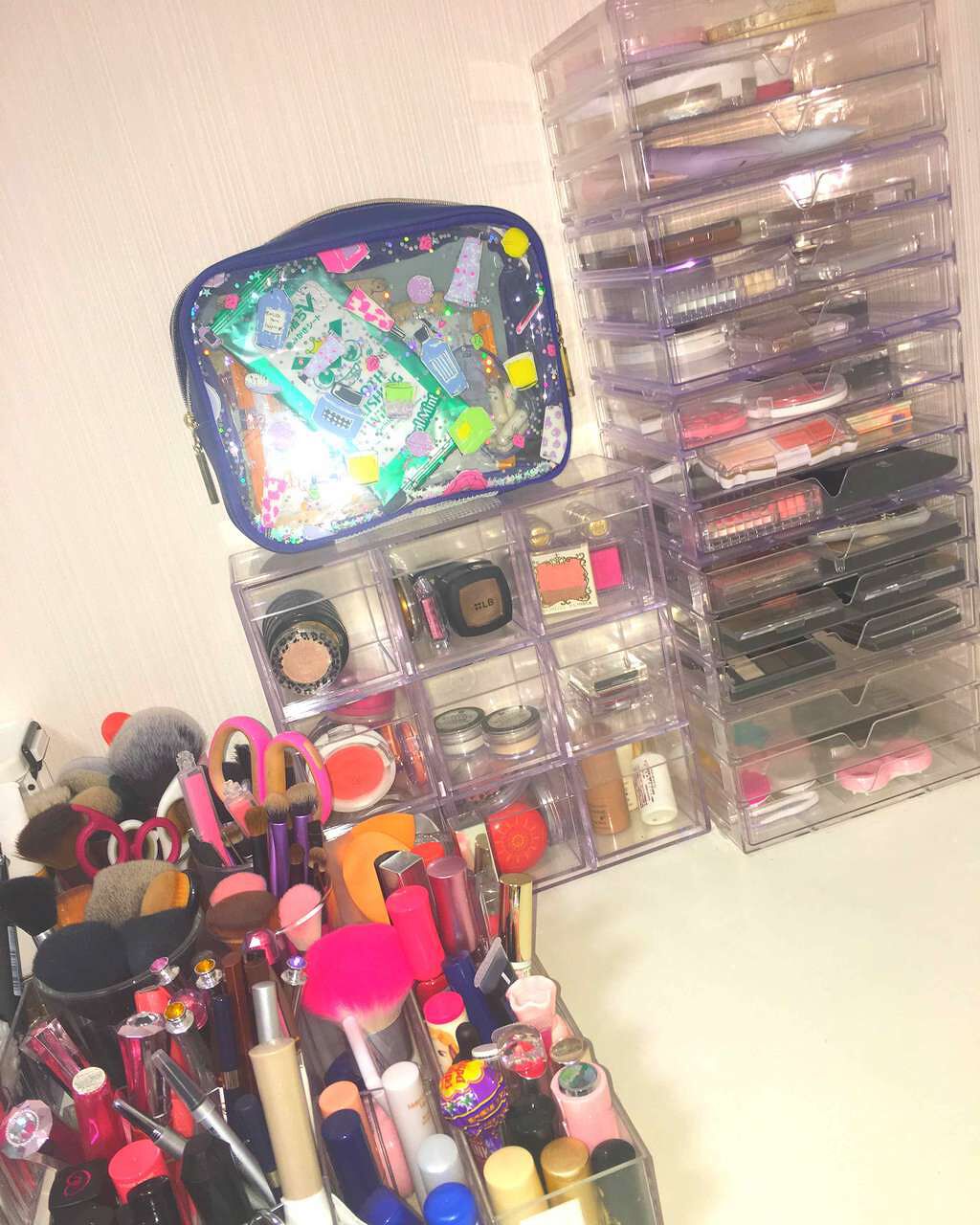 アカリ on LIPS 「わたしのコスメ収納です💐ほぼ百均のプラスチックケースを使用して..」(1枚目)