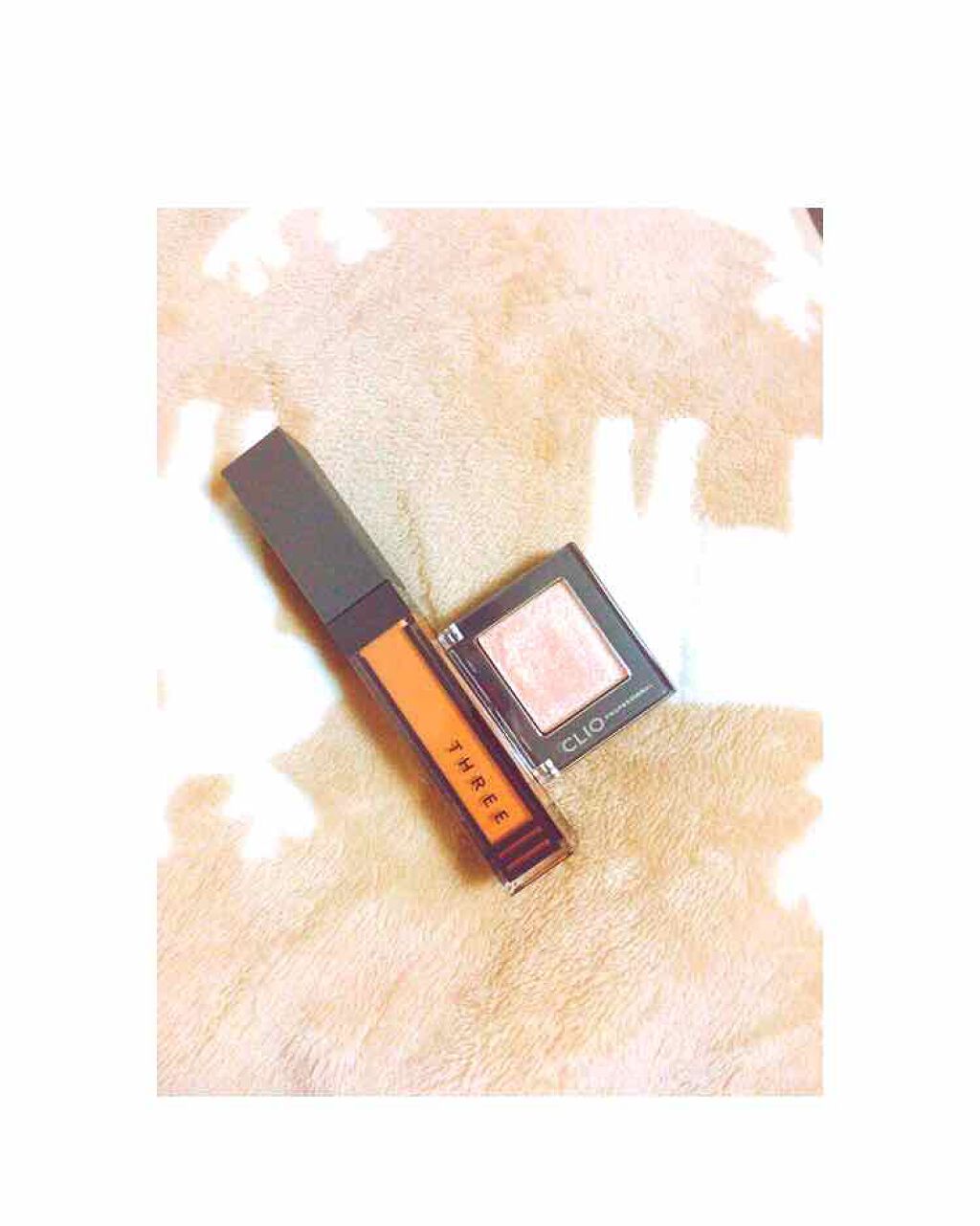 THREEのウイスパーグロスフォーアイをアイホールにのせて、
CLIOの単色アイカラーを真ん中にのせると
ナチュラルでも立体的な印象になります💓