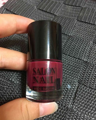 ダイソーやセリアなど他の百均でも扱っているsalonnail。

百均だからクオリティ低いんだろうなって思ってたけど全然！
色がちょっと写真だとわかりずらいけど…
ワインレッドぽい色してます

細かいラ