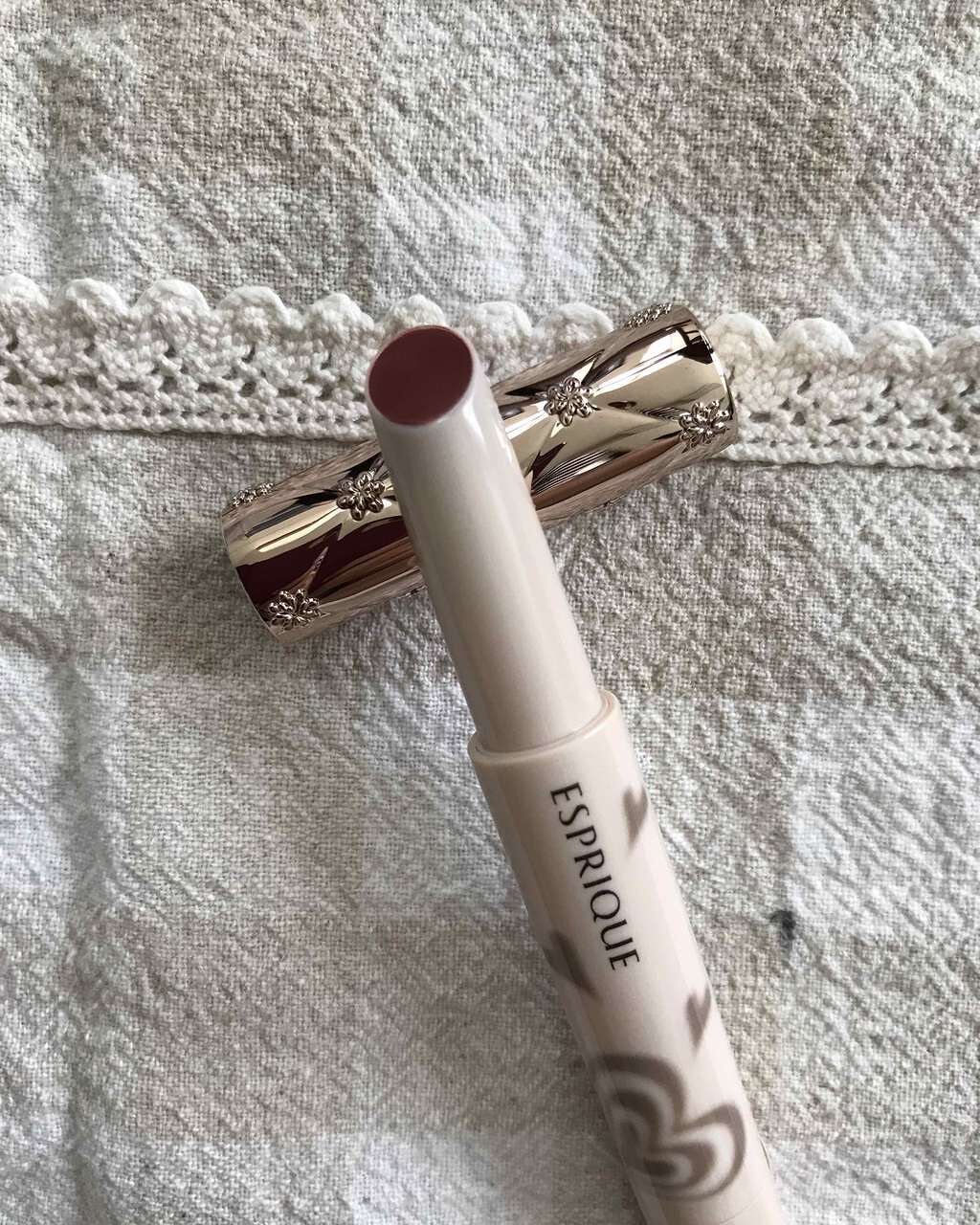 ESPRIQUE メロウフォルミング ルージュのクチコミ「8月21日発売のエスプリークのルージュ💄このシリーズはグロスいらずのもので、1度塗りだけで唇の.....」（2枚目）