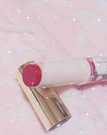 キャンメイク ステイオンバームルージュ 09  
マスカレードバッド というお色です💕

言うまでもない大人気リップ💄
ステイオンバームルージュ３本目購入しちゃいました✨

秋冬に使いたい深みのあるレッドです。
一言で言うと、めちゃくちゃかわいいです😂💕


ダークな色のリップは結構冒険カラーなので、
プチプラで買えたのがまず嬉しいポイント😍

体温で溶けて滑らかに付いてくれて、
リップバームみたいな保湿力もあるので
かなり使いやすいです👍

色は、深みのあるカラーなのですが
テクスチャーが重すぎないのでのっぺり
付かないし、
ダークな色ではありますが若干透け感ありなので
普段使いにも全然合わせやすいと思います♡
パッと見はかなり濃い色！って感じなんですが、
付けてみると本当程よい絶妙な色なんですよね……💕


これはかなりお気に入りになりました…！

#キャンメイク#プチプラ#リップ#秋色

の画像 その1