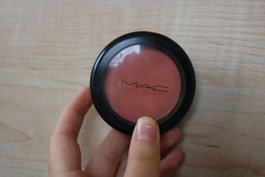 mac　シアトーンブラッシュ　ピーチ

オレンジかかったピンクです！
白っぽい下地の上に乗せるとオレンジが少し強く出るかな〜と思います。
ブラウンのアイシャドウ、オレンジ系のリップによく合います😻
大人