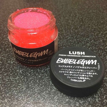 こちらも少し前ですが、LUSHでリップスクラブを購入しました。
私の唇はとても乾燥しやすく、カサカサしたり、皮がすぐめくれます。
口に使用するものなので、とても甘いです。笑
使用後は、少し良くなってるよ