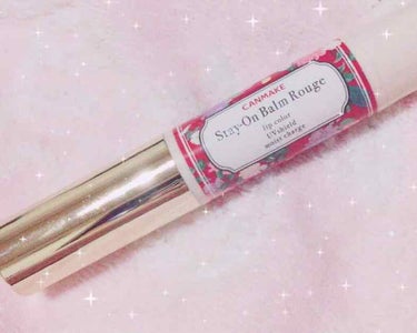 キャンメイク ステイオンバームルージュ 09  
マスカレードバッド というお色です💕

言うまでもない大人気リップ💄
ステイオンバームルージュ３本目購入しちゃいました✨

秋冬に使いたい深みのあるレッドです。
一言で言うと、めちゃくちゃかわいいです😂💕


ダークな色のリップは結構冒険カラーなので、
プチプラで買えたのがまず嬉しいポイント😍

体温で溶けて滑らかに付いてくれて、
リップバームみたいな保湿力もあるので
かなり使いやすいです👍

色は、深みのあるカラーなのですが
テクスチャーが重すぎないのでのっぺり
付かないし、
ダークな色ではありますが若干透け感ありなので
普段使いにも全然合わせやすいと思います♡
パッと見はかなり濃い色！って感じなんですが、
付けてみると本当程よい絶妙な色なんですよね……💕


これはかなりお気に入りになりました…！

#キャンメイク#プチプラ#リップ#秋色

の画像 その0