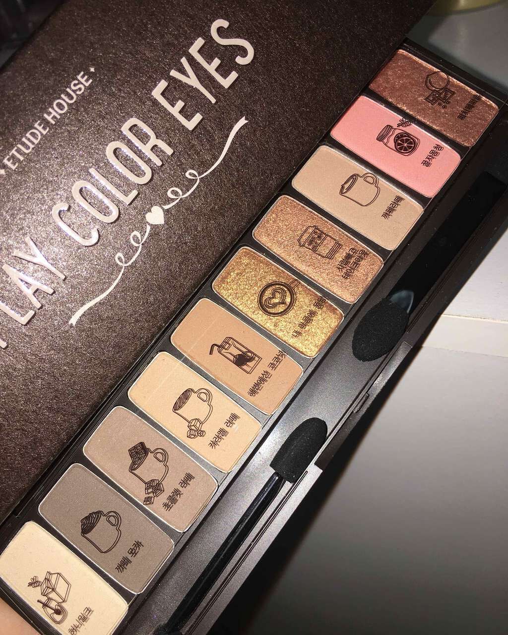 ETUDE HOUSEのアイシャドウパレット🌟
プレイカラーアイズのインザカフェです☕️
私はQoo10で1600円程で購入しました


こちらはブラウン系のカラーが10色揃ってます❣️
ラメやパール系の色は3色で、マット系の色が7色です