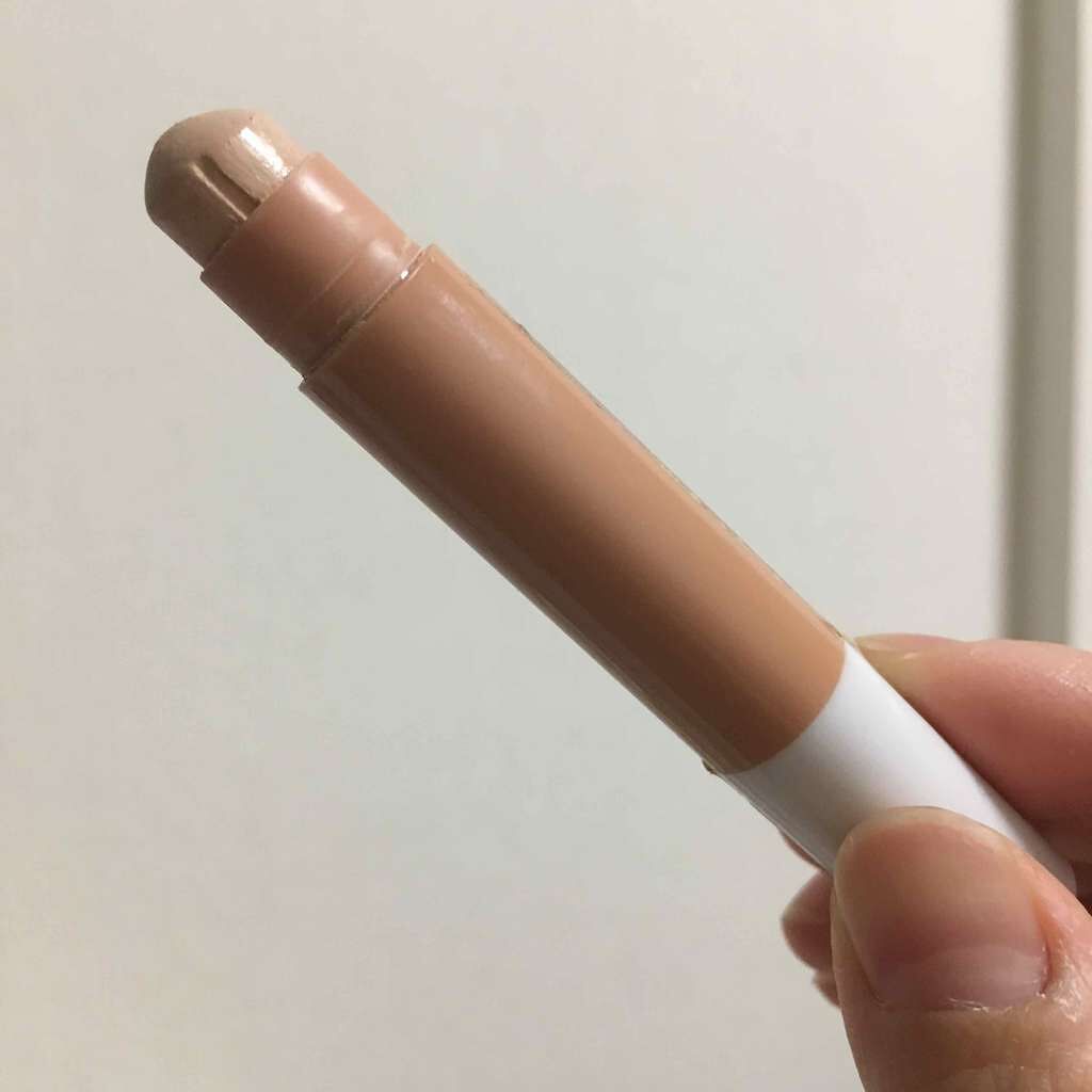 キャンメイクのスティックタイプのコンシーラー🌟02番
こちらは旧版です

私はこれでほくろとニキビ痕を隠してます！

カバー力はまぁまぁあります🙆🏻

質感はあまり肌にフィットしてくれない感じがします🤔


ほくろやニキビ痕などにぴ